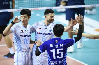 대한항공, 우리카드에 대역전승…단독 1위 복귀