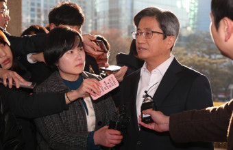 [포토] ‘전직 대법원장 구속’ 뒤 김명수 대법원장의 출근길 스케치