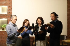  살롱에서 연극을…소·리·내·읽·어·보·자·그·게·나·인·것·처·럼 