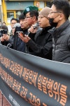  ‘전두환 구속하라’ 노래 부른 초등학교 몰려간 보수단체 “사과하라” 