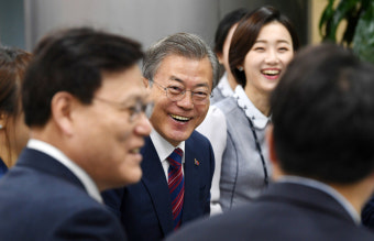 문 대통령 “혁신 금융, 미래 햇살까지도 볼 수 있어야”