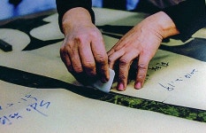  평생 봉제 일한 70대 할머니 “잘 전시해줘 감사” 