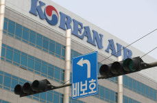  대한항공 비행기 청소노동자들 “원청이 하청 노무관리 개입…부당노동행위” 