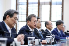  문 대통령, ‘후쿠시마 수산물 무역분쟁 승리’ 백서 발간 지시  