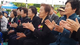  광주 망월동서 열린 슬프고 기쁜 어버이날 