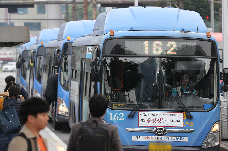 부산 지하철과 도시철도로 불편 해소, 부산 시내버스 노조 파업으로 시민 이동에 영향 발생
