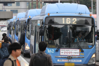 부산 지하철과 도시철도로 불편 해소, 부산 시내버스 노조 파업으로 시민 이동에 영향 발생