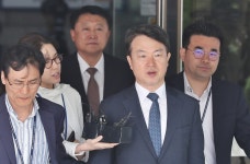  ‘박근혜 정보경찰 선거개입’ 강신명·이철성 전 경찰청장 영장심사 출석 