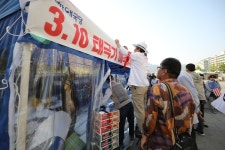  강제철거 6시간만에…대한애국당 불법천막 재설치 