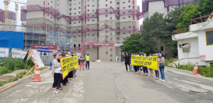  초등학교 운동장 위로 아파트 공사장 타워크레인 ‘슝슝’ 
