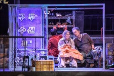  반지하 ‘기생충 가족’ 닮은꼴? 옥상 배경 창작오페라 ‘텃밭킬러’  