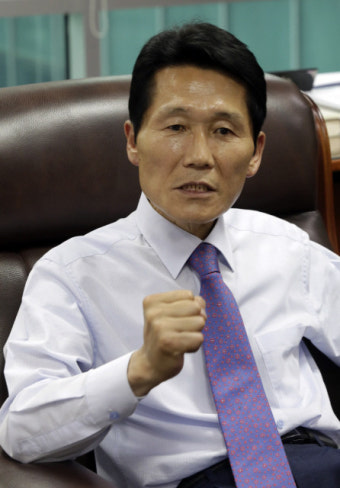 윤소하 의원실에 흉기 든 협박 소포 배달