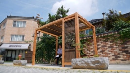  “한옥마을 전통창호 그늘에서 더위 피하세요” 