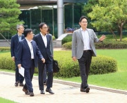  현장 행보 시작하는 이재용 “긴장은 하되 두려워 말자” 