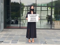  서울대 성추행 피해자, 출국 직전 1인 시위 “가해교수 반드시 파면을” 