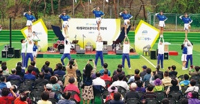 하늘색 점퍼와 운동화로 골목 누비며 유해환경 개선