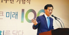 하늘색 점퍼와 운동화로 골목 누비며 유해환경 개선