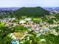 [ESC] 오름 안은 마을, 마을 품은 오름