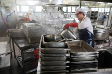 900인분 만드는 급식전쟁, 조리원들은 10분만에 밥을 삼켰다