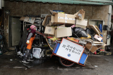 빵 하나 두유 한병에 허기 달래고…할머니는 180㎏ 리어카를 끌었다