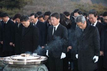 ‘귀국’ 안철수, 첫 행보로 현충원 찾아…DJ 묘소 먼저 참배