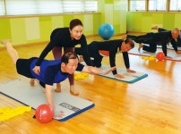 남성만의 요가교실, 주인공은 70대 할배들