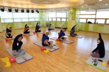 남성만의 요가교실, 주인공은 70대 할배들