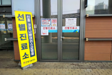 “확진자 입원 뒤 매출 반토막 났지만 손 모자랄 때 증상 따라 나눠맡아야”