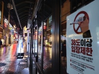 파란불에 겨우 서너명…대구, 불금도 주차장에 차도 없다
