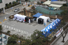 ‘드라이브 스루’ 이어 ‘원스톱’…바이러스보다 빠르게 진화하는 한국의 검사법