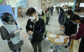 문 대통령 “부활절·총선 잘 넘기면 생활방역 전환”
