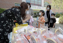 ‘학생 밀집 낮출 방법 찾아라’ 오전오후반·원격수업 병행?