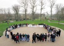 하루를 영원처럼 사는 이들을 보았네