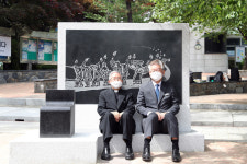 “광주의 5월 함께 기억하며”…경기도청에 ‘오월걸상’ 설치