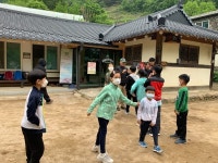 “학교 오니 좋고 공기부터 다르다”…전교생 8명 단양 보발분교 등교 첫날