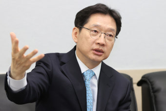 “머뭇머뭇 돌아보던 노 전 대통령 마지막 모습, 잊히지 않아”