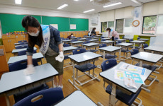 등교 앞두고 교사 잇딴 확진…일부 학교 등교 연기