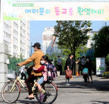 [만리재사진첩] 늦봄 장미와 함께 한 첫 등교