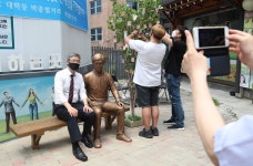 [만리재사진첩] 푸르른 청년의 모습 그대로…‘박종철벤치’