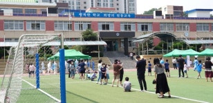 “우리 친구 씩씩하네” 운동장에서 코로나19 검사한 아이들