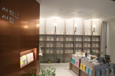 백화점·대형마트 매장 정중앙에 입점하는 서점들, 왜?