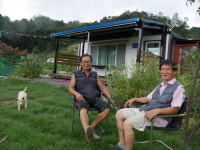 외로운 투사들아, 우리끼리 농사짓고 놀며 위로하자