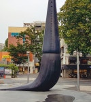 전통과 변화의 갈림길에 선 시인과 예술가의 거리