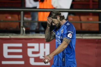 ‘퇴장 두 명’ 울산, 포항에 0-4 대패… 우승 안갯속