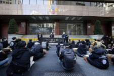 택배회사 앞에서 ‘걱정말아요 그대’가 울려퍼진 이유