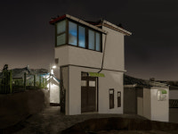 오묘한 빛과 색감…세월이 만든 도시 변두리 집들