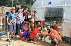 마을 텃밭에 희망 심고, 컨테이너 마을상회에서 행복 팝니다