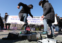 [포토] “18일부터 집합금지 불복”…반주기 부수는 코인노래방 업주들