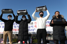[포토] “18일부터 집합금지 불복”…반주기 부수는 코인노래방 업주들