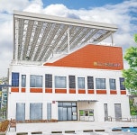 일자산 바라보며 숲속에서 책 읽는 듯